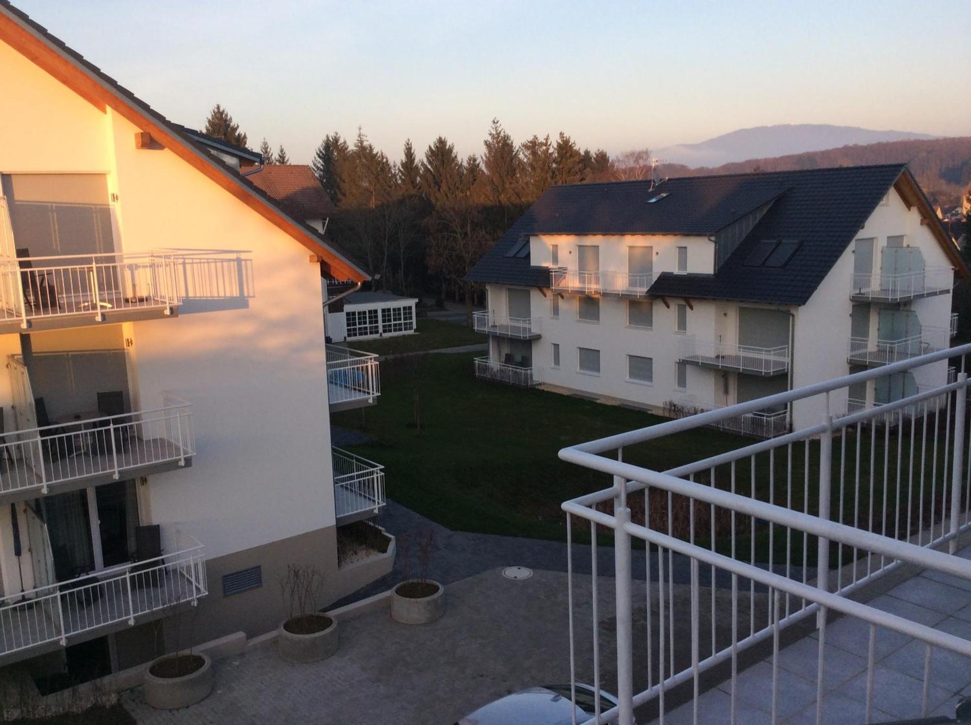 2-Zimmer-Ferienwohnung Mit Hotelservice Und 2 Balkons - Golf, Bike Und Wellness Im Markgraeflerland Bad Bellingen Esterno foto