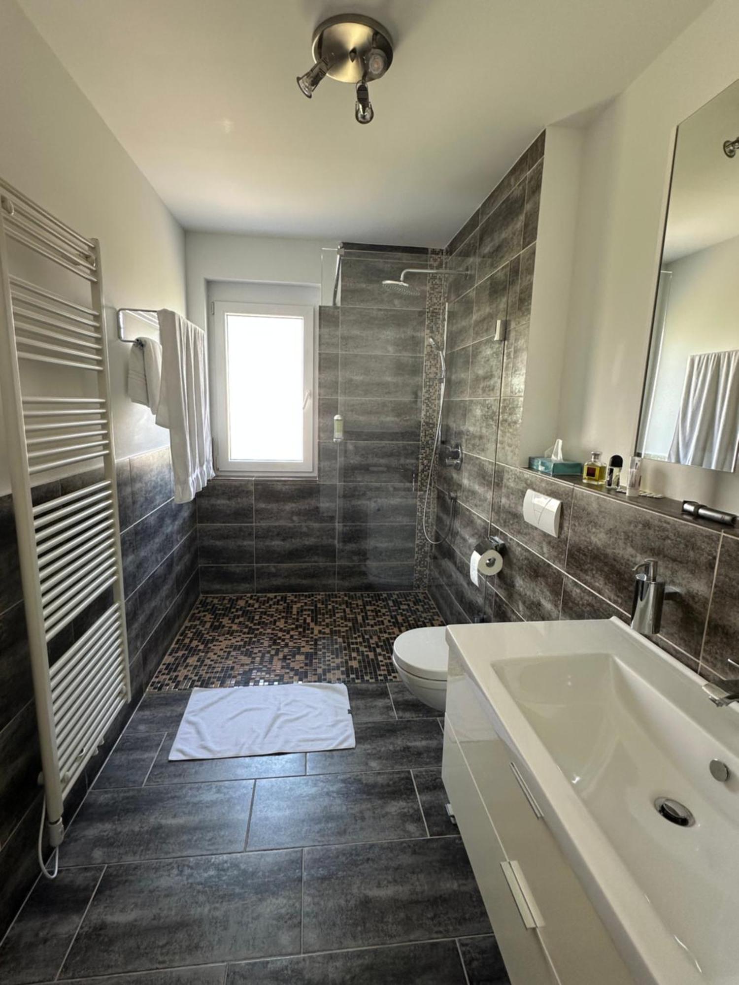 2-Zimmer-Ferienwohnung Mit Hotelservice Und 2 Balkons - Golf, Bike Und Wellness Im Markgraeflerland Bad Bellingen Esterno foto